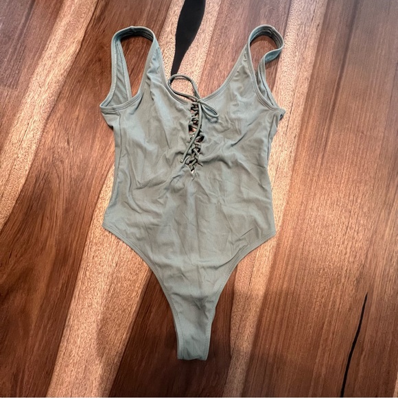 🧨Xhileration - Olive Ribbed Front Lace Up Bodysuit -M - Picture 1 of 2